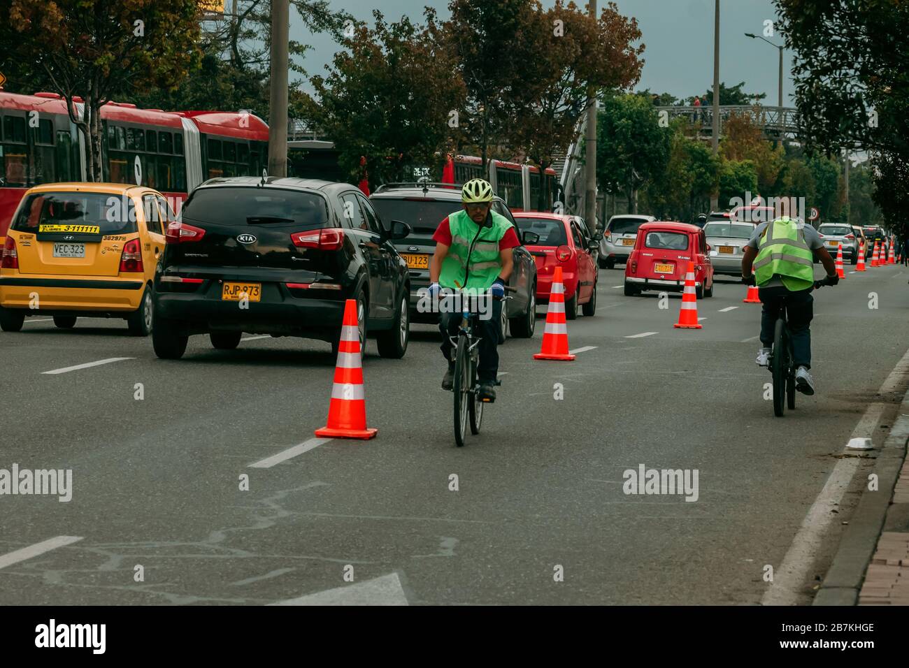 Der Bürgermeister von Bogotá ermöglicht einen speziellen Radweg, um den Transmilenio zu entschärfen, um die von Covid-19 verursachten Infektionen zu mildern Stockfoto