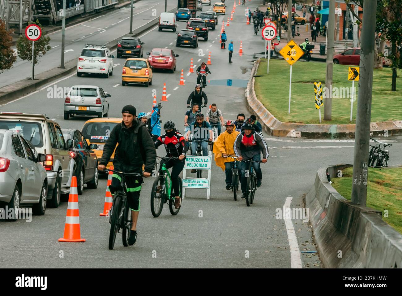 Der Bürgermeister von Bogotá ermöglicht einen speziellen Radweg, um den Transmilenio zu entschärfen, um die von Covid-19 verursachten Infektionen zu mildern Stockfoto