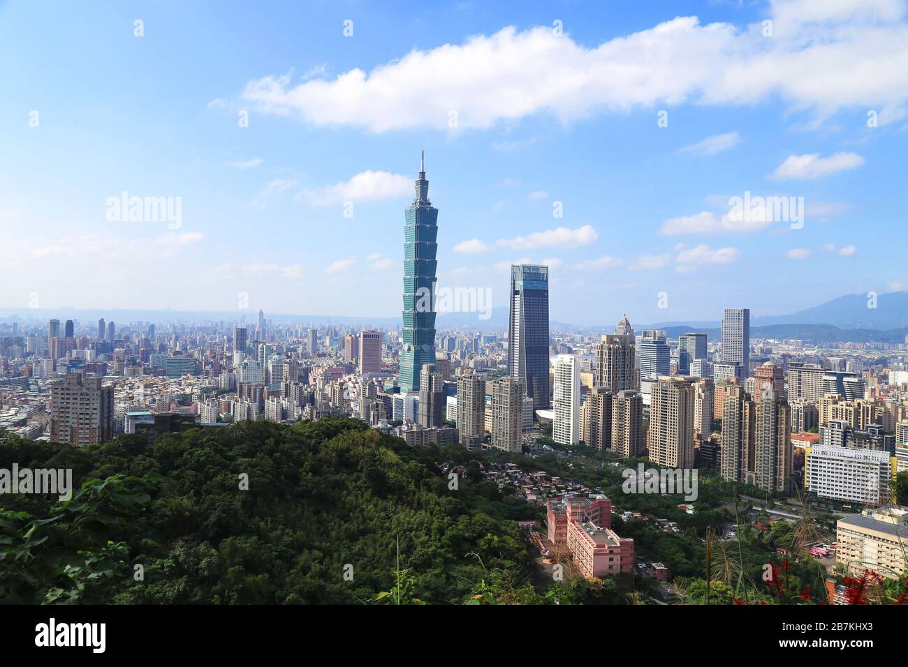 --FILE--EIN Blick von einem hohen Punkt auf das Stadtzentrum, in dem das höchste Gebäude ist die berühmte Taipei 101, Taipei City, Südostchina Taiwa Stockfoto