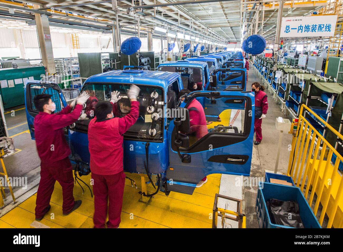 Arbeiter haben Teile in einer Automobilwerkstatt in der Stadt Weifang, der ostchinesischen Provinz Shandong, am 11. Februar 2020 zusammengestellt. Stockfoto