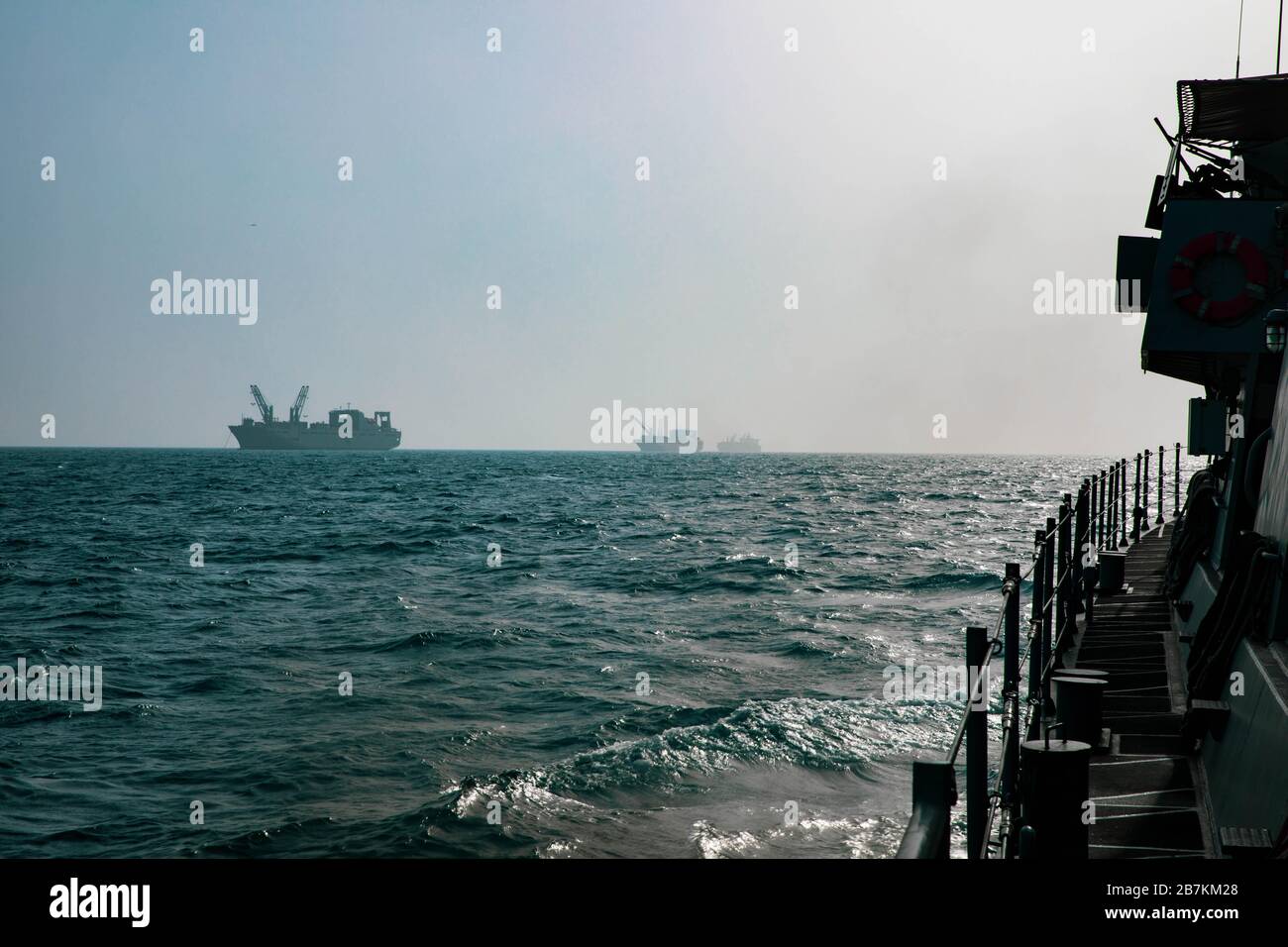 200309-A-DZ781-1002 ARABISCHER GOLF (9. März 2020) das Küstenpatrouillenschiff USS Tempest (PC 2) bietet Sicherheit für militärische Sealift Command Schiffe. Tempest wird im US-Flottengebiet der 5. Flotte eingesetzt, um die Seeoperationen zu unterstützen, um die Stabilität und Sicherheit der Seeschifffahrt in der Zentralregion zu gewährleisten und das Mittelmeer und den Pazifik durch den westlichen Indischen Ozean und drei strategische Drosseln zu verbinden. (USA Armee-Foto von PFC. Chris Cameron) Stockfoto