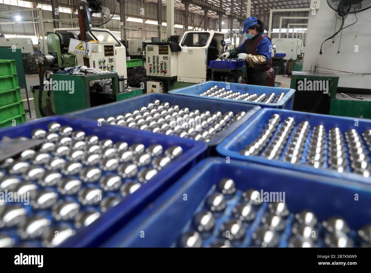 Mitarbeiter arbeiten daran, Autoteile nach langen Frühlingsferien in einem lokalen Unternehmen, dem Dongxiang-Distrikt, der Fuzhou-Stadt, dem ostchinesischen Jiangxi-Provinc zu produzieren Stockfoto