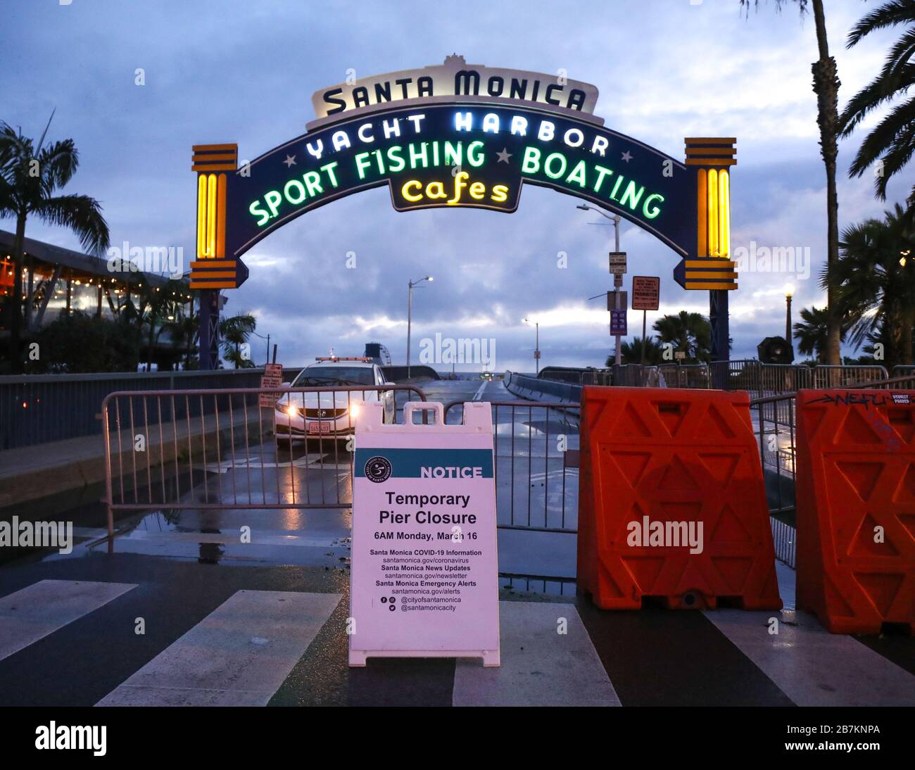 Santa Monica, Kalifornien, USA. März 2020. Santa Monica Pier, eines der beliebtesten Touristenziele in Kalifornien, wurde aufgrund des heute wirksamen Coronavirus-Ausbruchs vorübergehend geschlossen. Die Stadt Santa Monica schloss den Pier, einschließlich Restaurants und Einzelhandelsgeschäfte, als Reaktion auf die Anweisungen der Centers for Disease Control and Prevention (CDC), die Veranstaltungen und Treffen anriefen, ob geplant oder spontan, Dazu gehören 50 oder mehr Menschen, die gestrichen werden sollen, um die Verbreitung des neuartigen Coronavirus (COVID-19) zu verhindern. Kredit: Sheri Determan / Alamy.com Stockfoto