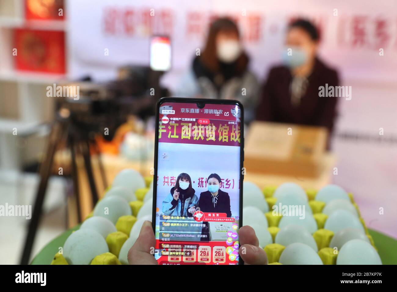 Zwei Menschen leben in Strömen, die "grüne Schaleneier" verkaufen, Eier, die an Silkie geboren wurden, eine lokale Hühnerbrüter in Fuzhou, der ostchinesischen Provinz Jiangxi, am 23. Februar Stockfoto