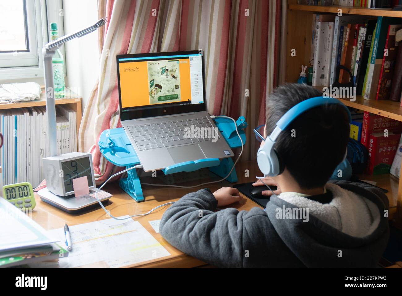 Ein Student beobachtet Online-Kurs zu Hause in Shanghai, China, 25. Februar 2020. Stockfoto