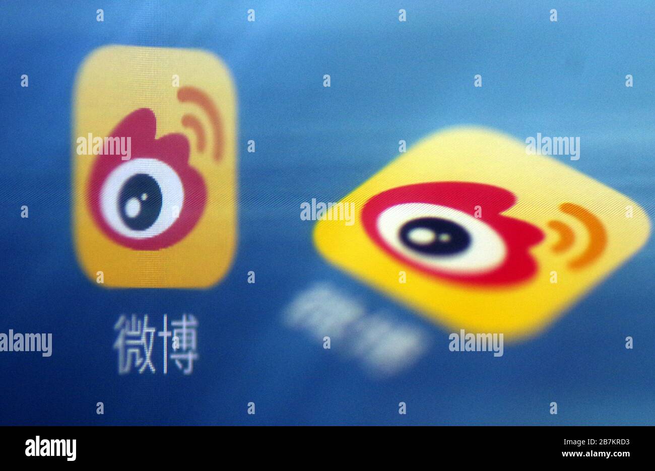 Kreatives Foto: Das Logo von Sina Weibo, einer chinesischen Microblogging-Website (weibo) ähnlich wie Twitter, wird auf einem Smartphone gezeigt, wie der Besitzer es verwendet. Stockfoto