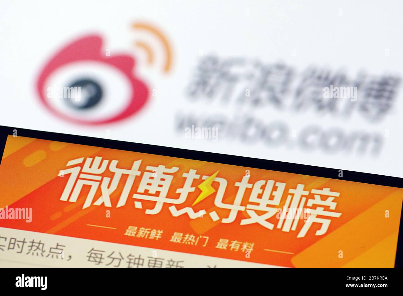 Kreatives Foto: Das Logo von Sina Weibo, einer chinesischen Microblogging-Website (weibo) ähnlich wie Twitter, wird auf einem Smartphone gezeigt, wie der Besitzer es verwendet. Stockfoto