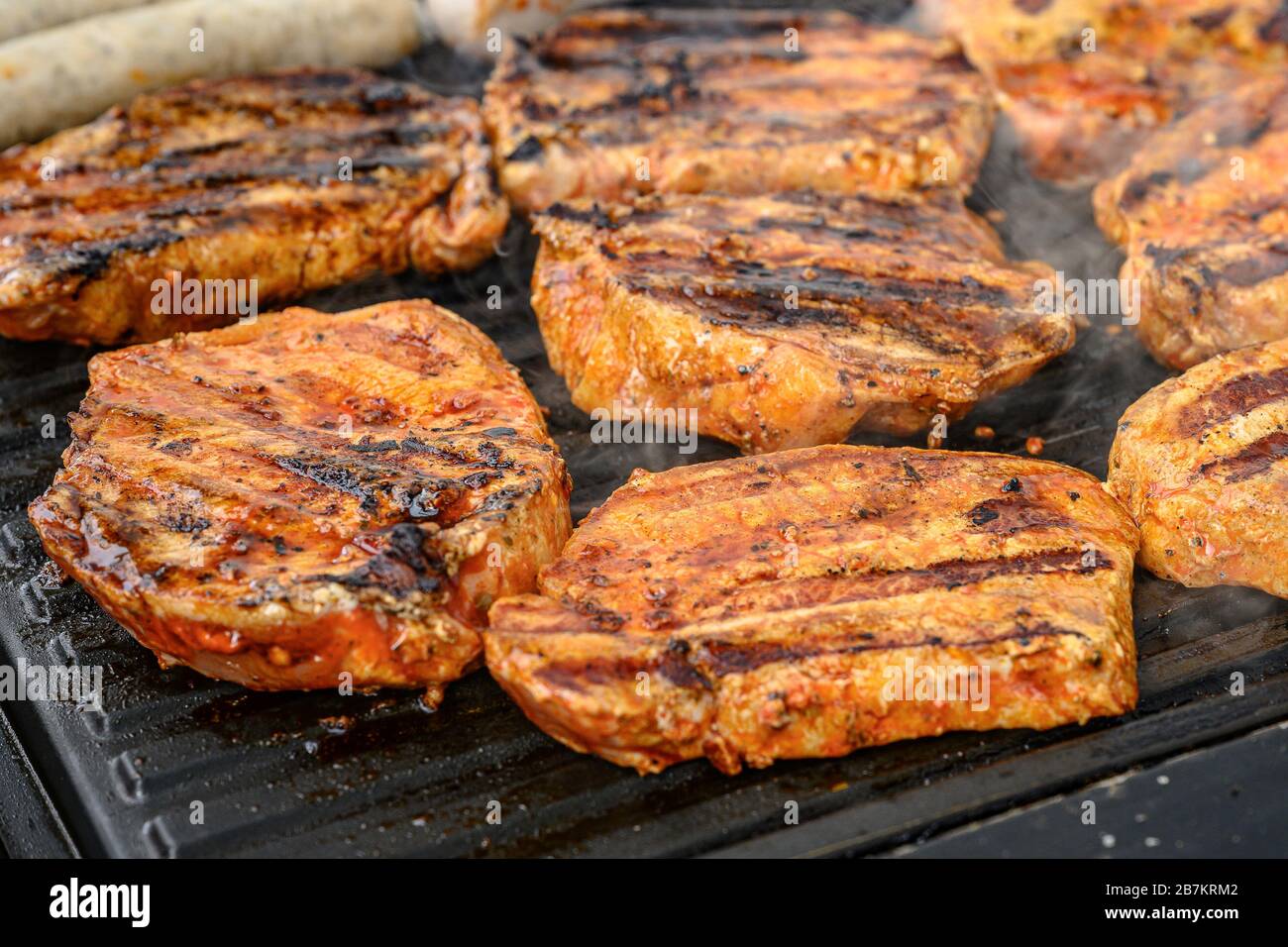 Grill BBQ auf Kohle Holzkohle Grill mit Steaks, Bratwurst Wurst und Fleisch  köstliche Sommer Mahlzeit Stockfotografie - Alamy