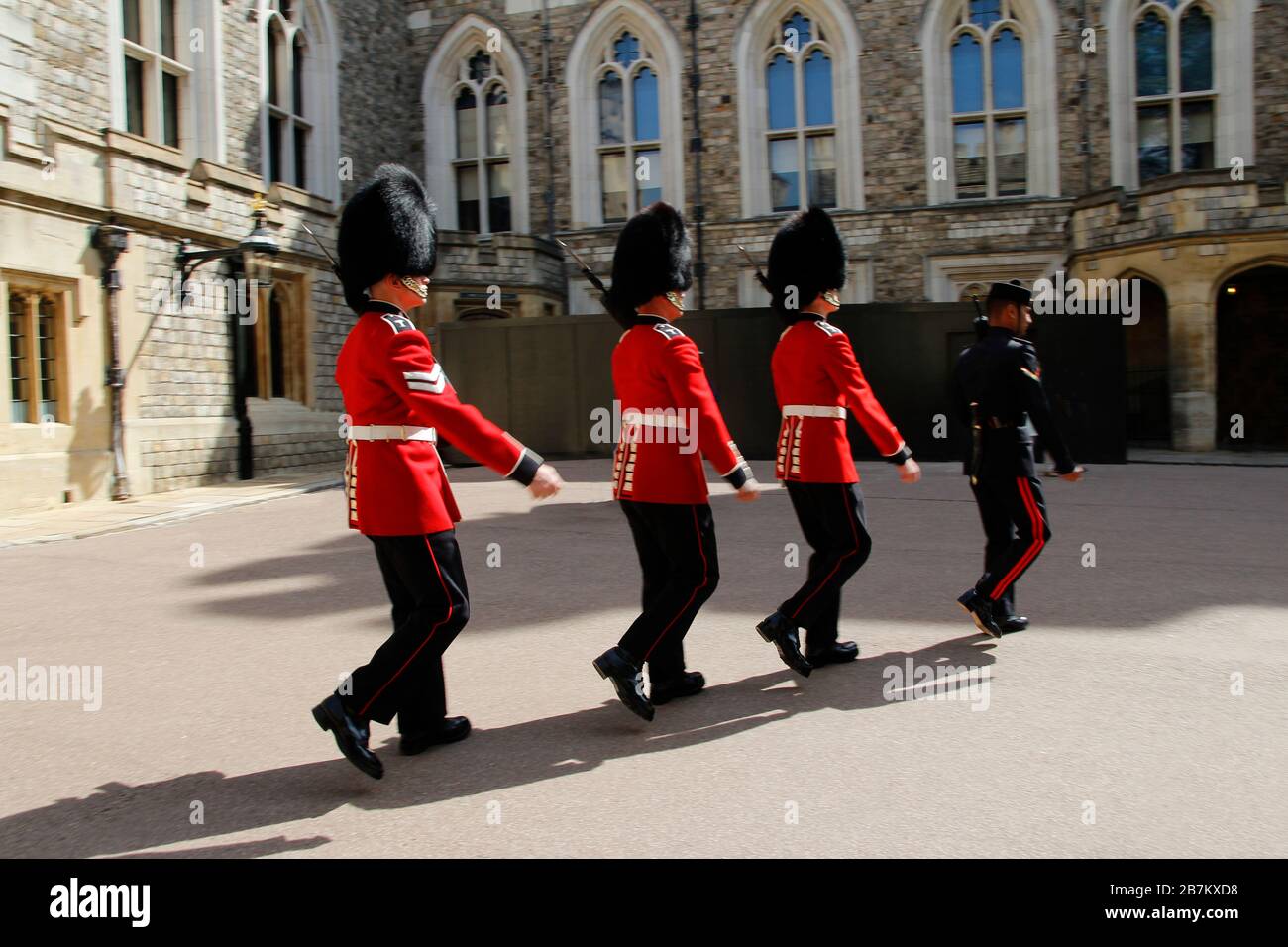 Windsor, Großbritannien - 14. Mai 2019: Die Guards marschieren an einem sonnigen Tag die High Street hinauf und ins Schloss Windsor Stockfoto