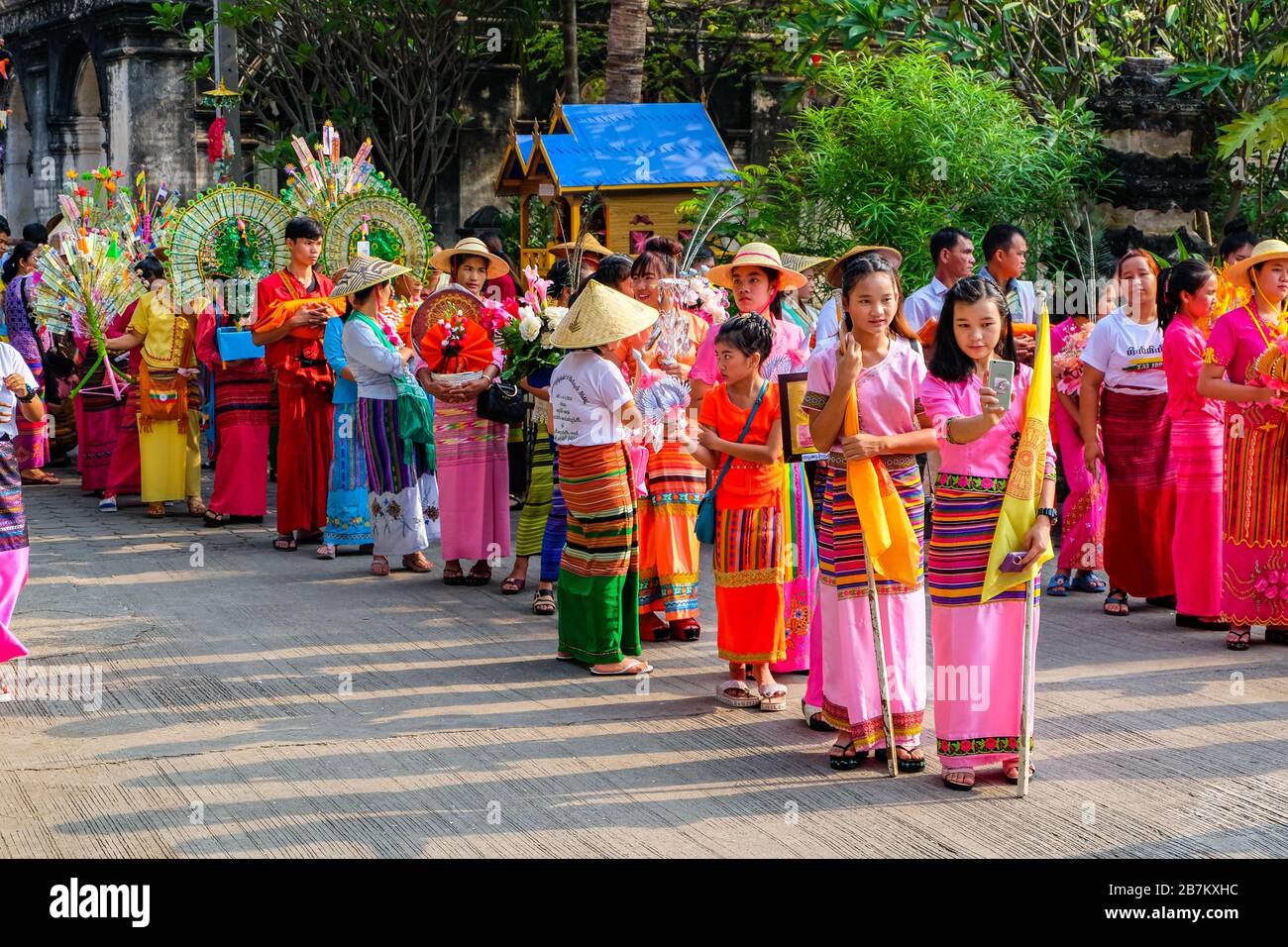 Chiang Mai, Thailand - 5. April 2018. POY sang Long, eine jährliche Shan-Weihe-Zeremonie. Shan-Leute, die sich in traditionellem Kostüm kleiden und sich auf das vorbereiten Stockfoto