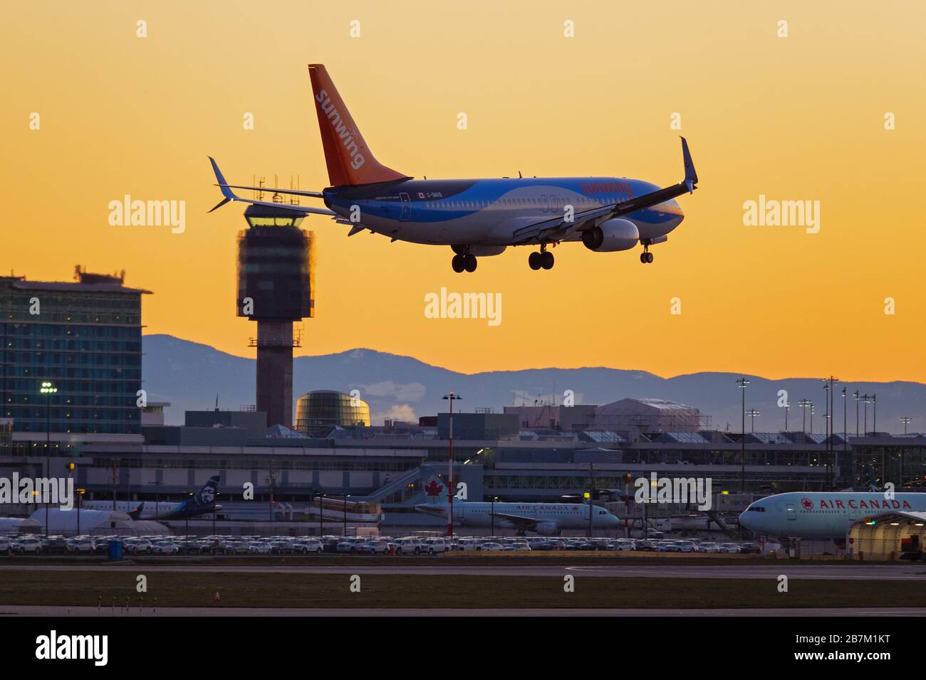 Richmond, British Columbia, Kanada. März 2020. Eine Sunwing Airlines Boeing 737-800 (C-GWVB) Passagierjet landet bei Sonnenuntergang, Vancouver International Airport, Richmond, B.C., Kanada am Montag, 16. März 2020. Am Anfang des Tages verkündete die kanadische Regierung im Bemühen, die Verbreitung des neuartigen Coronavirus zu stoppen, dass die Grenzen der Nation ab Mittwoch, dem 18. März, für alle Reisenden außer kanadischen Bürgern und ständigen Bewohnern, US-Bürgern und Diplomaten und wichtigen Arbeitern geschlossen werden. Kredit: Bayne Stanley/ZUMA Wire/Alamy Live News Stockfoto