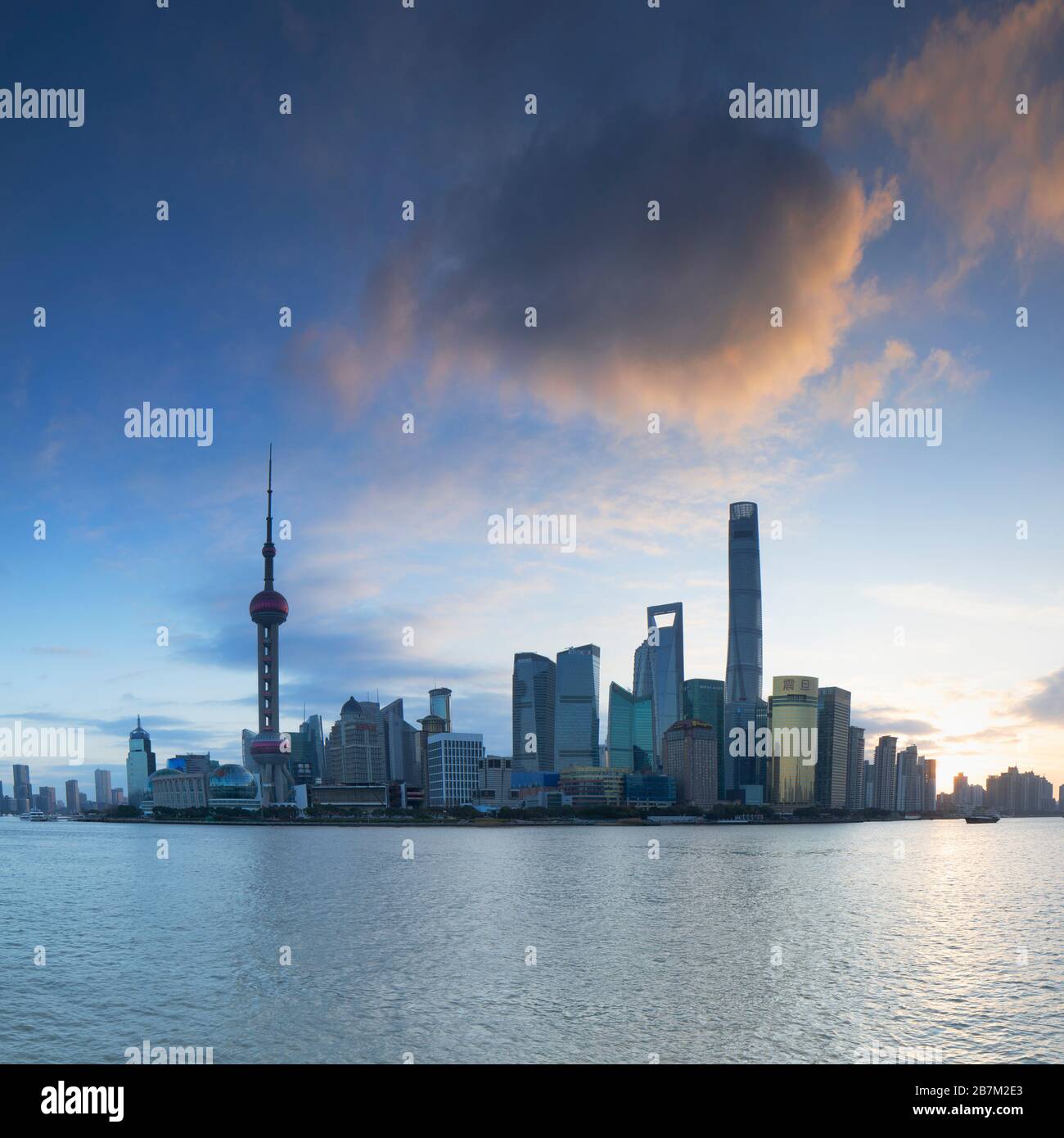 Skyline von Pudong bei Sonnenaufgang, Shanghai, China Stockfoto