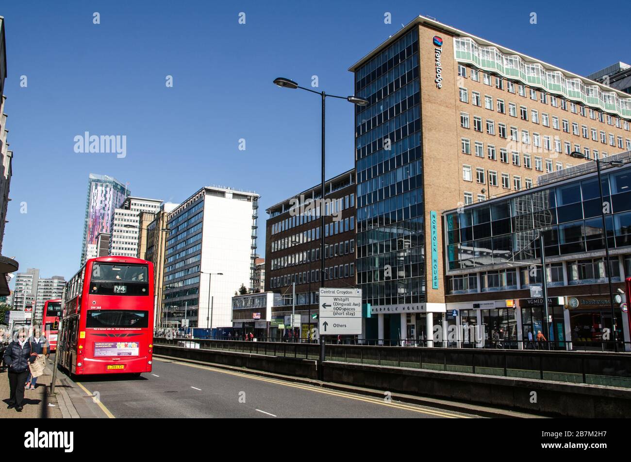 London, Großbritannien - 2. Oktober 2019: Verkehr und Fußgänger auf der belebten Wellesley Road in Croydon, South London. Stockfoto