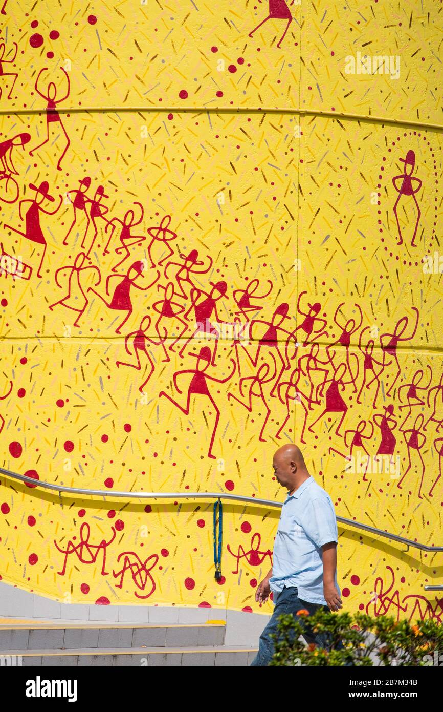 Ein Chinese, der über eine riesige Wandgrafik in Chinatown, Singapur, läuft Stockfoto