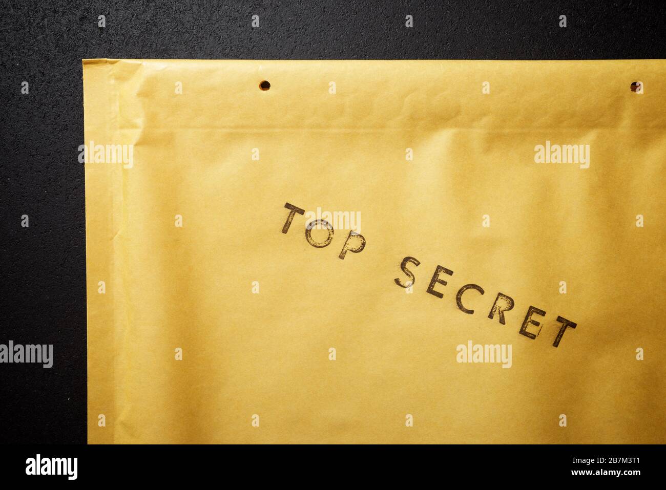 Oberer Geheimsatz auf einem braunen Umschlag. Stockfoto