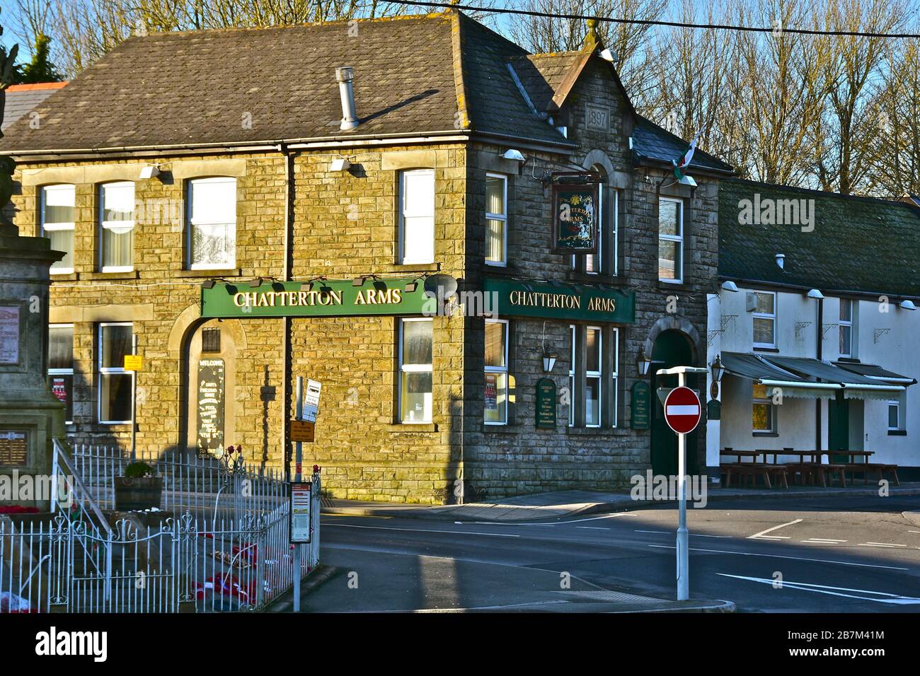 Das öffentliche Haus Chatterton Arms im Zentrum von Pencoed (früher "Railway Inn") stammt aus dem Jahr 1897. Stockfoto