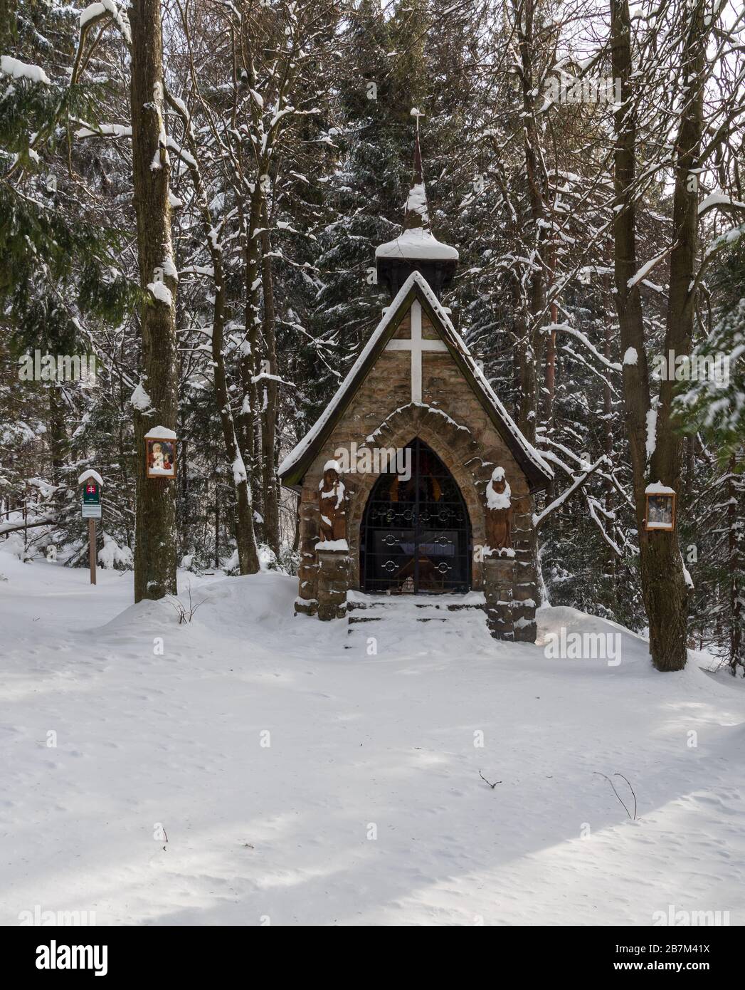 Steinkapelle am Bily kriz im Winter Moravskoslezske Beskydy Berge an tschechischer - slowakischer Grenze Stockfoto