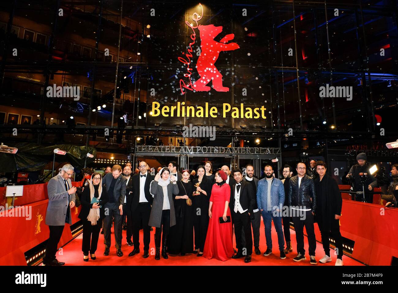 Die Besetzung und Crew von THERE IS NO EVIL (Sheytan Vojud Nadarad) posiert mit ihrem Preis "Golden Bear for Best Film on the Red Carpet" bei der Abschlussfeier und den Preisverleihung für die 70. Internationalen Filmfestivals in Berlin () am Samstag, 29. Februar 2020 im Rahmen der Berlinale Palast, Potsdamer Platz, Berlin. . Foto von Julie Edwards. Stockfoto