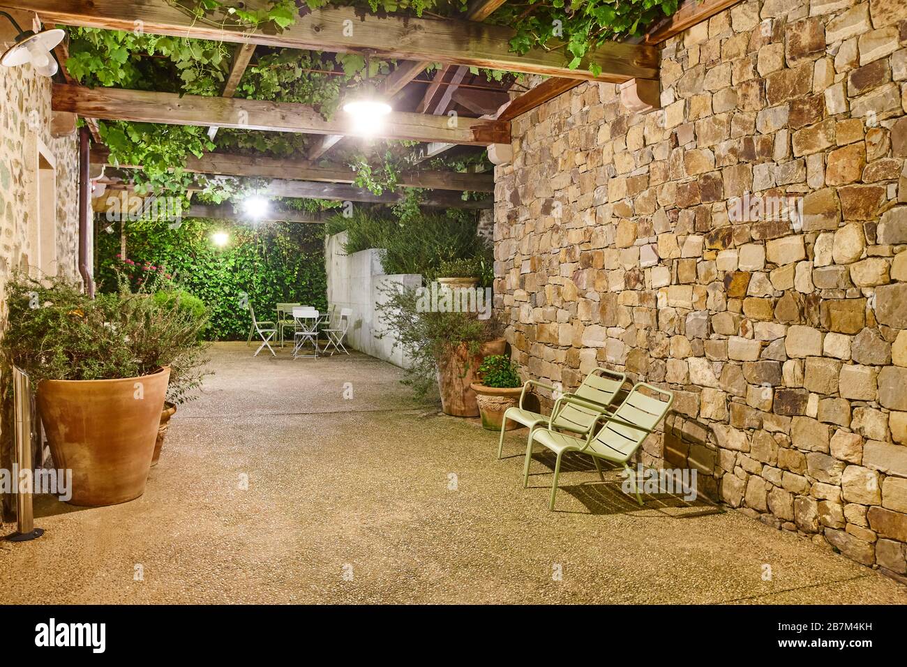 Traditionelle ländliche Villa Eingang durch nahe mit grünem Dach abgedeckt Stockfoto