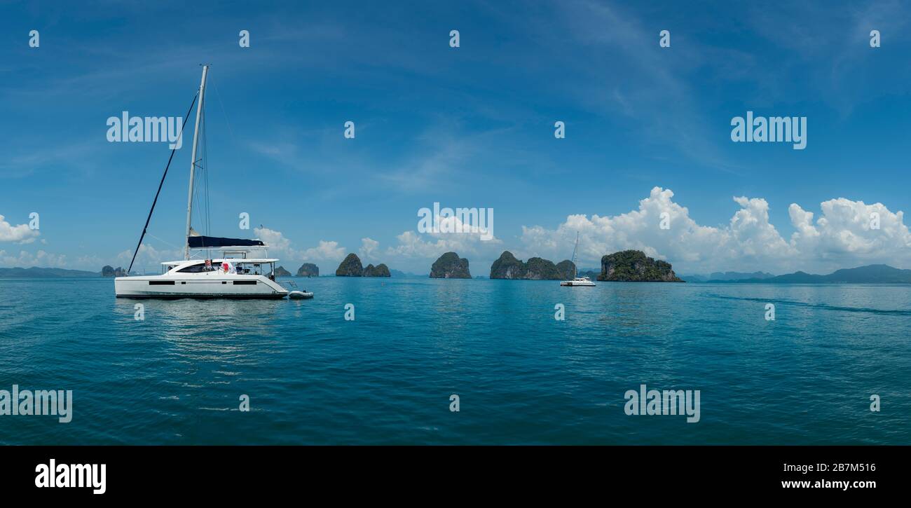 Natur malerische Landschaft Andaman Meer Krabi mit Segelyacht für Reisende, Luxury Cruise Reise Krabi Thailand Strand, Tourismus schöne Destination pl Stockfoto