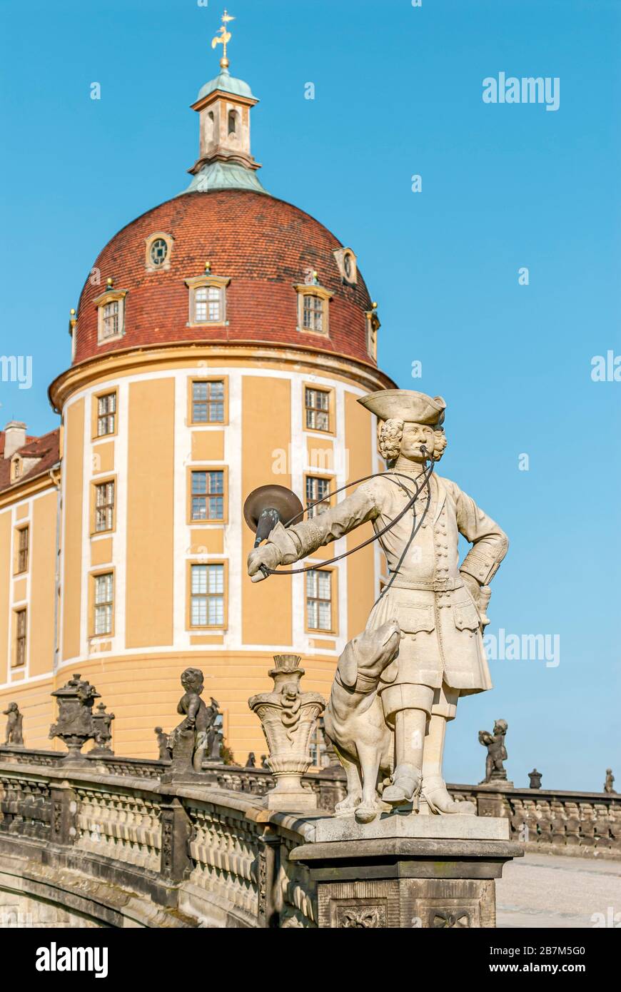 Jägerskulptur auf Schloss Moritzburg bei Dresden, Sachsen, Deutschland Stockfoto