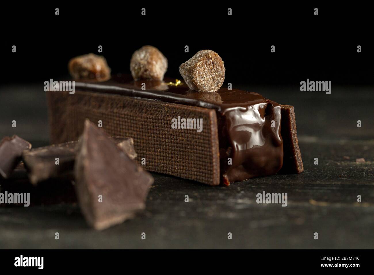 Schokoladenkuchen zwischen zwei Büschen mit Streusel-Dekoration Stockfoto