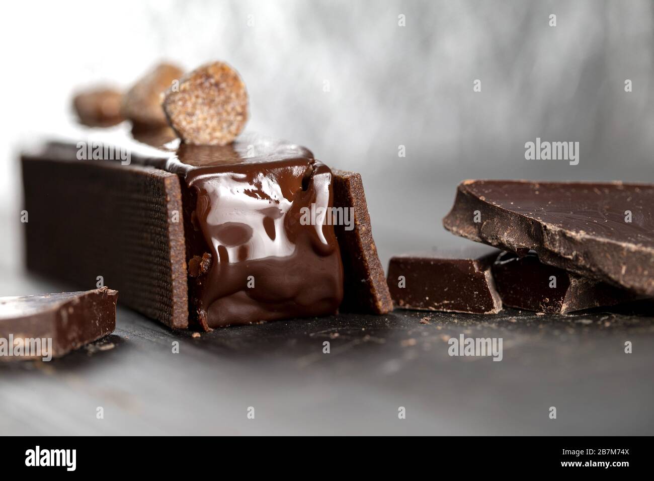 Schokoladenkuchen zwischen zwei Büschen mit Streusel-Dekoration Stockfoto