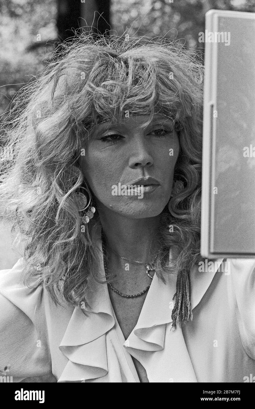 Amanda Lear, Sängerin, Malerin und Schauspielerin, bei einem Fotoshooting in Deutschland, kurz 1980er Jahre. Sängerin, Malerin und Schauspielerin Amanda Lear bei einem Fotoshooting in Deutschland Anfang der 1980er Jahre. Stockfoto