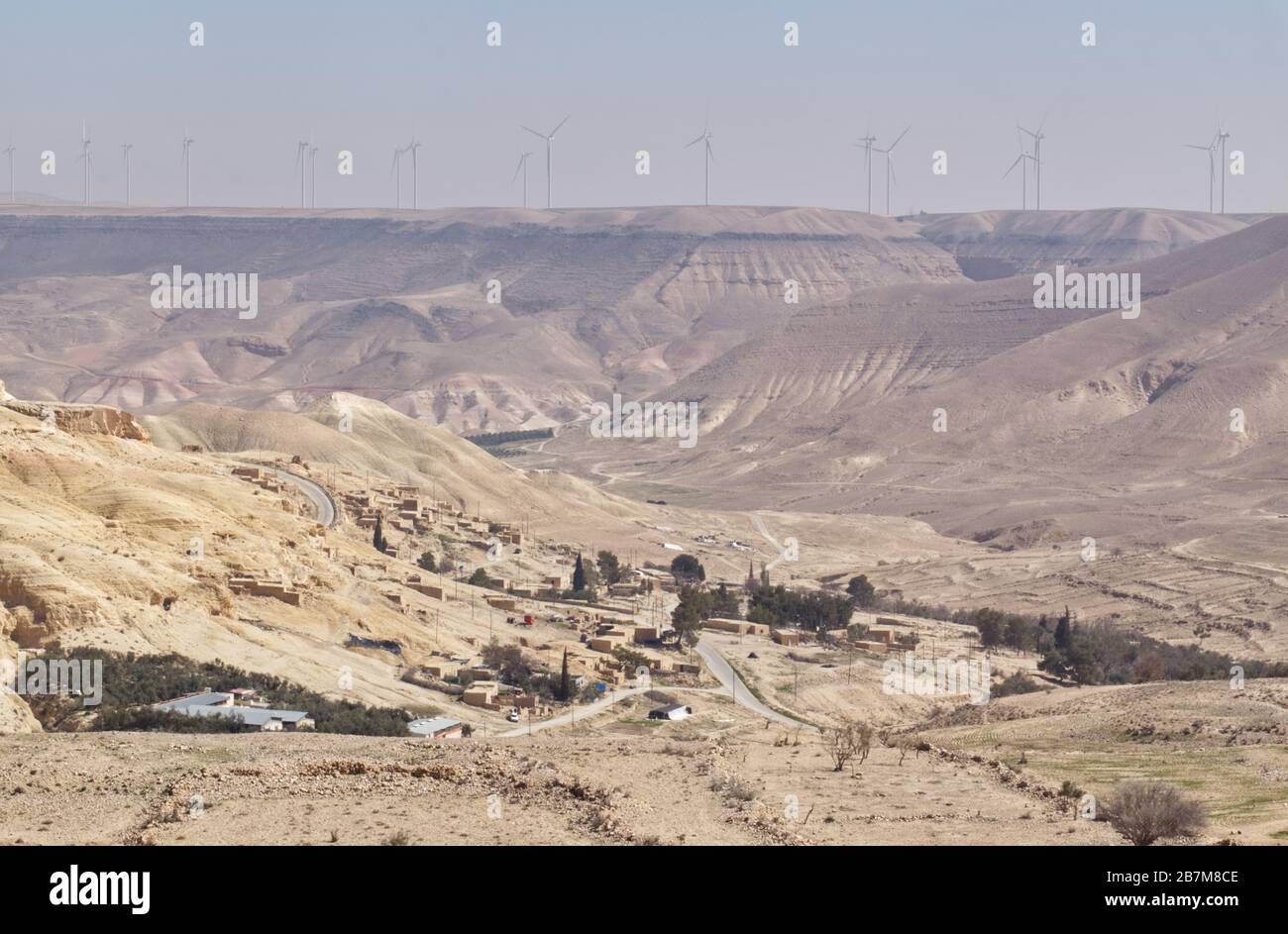 Windkraftanlagen, die auf einem Hügel in Jordanien in der Nähe der Stadt Shobak Strom erzeugen Stockfoto