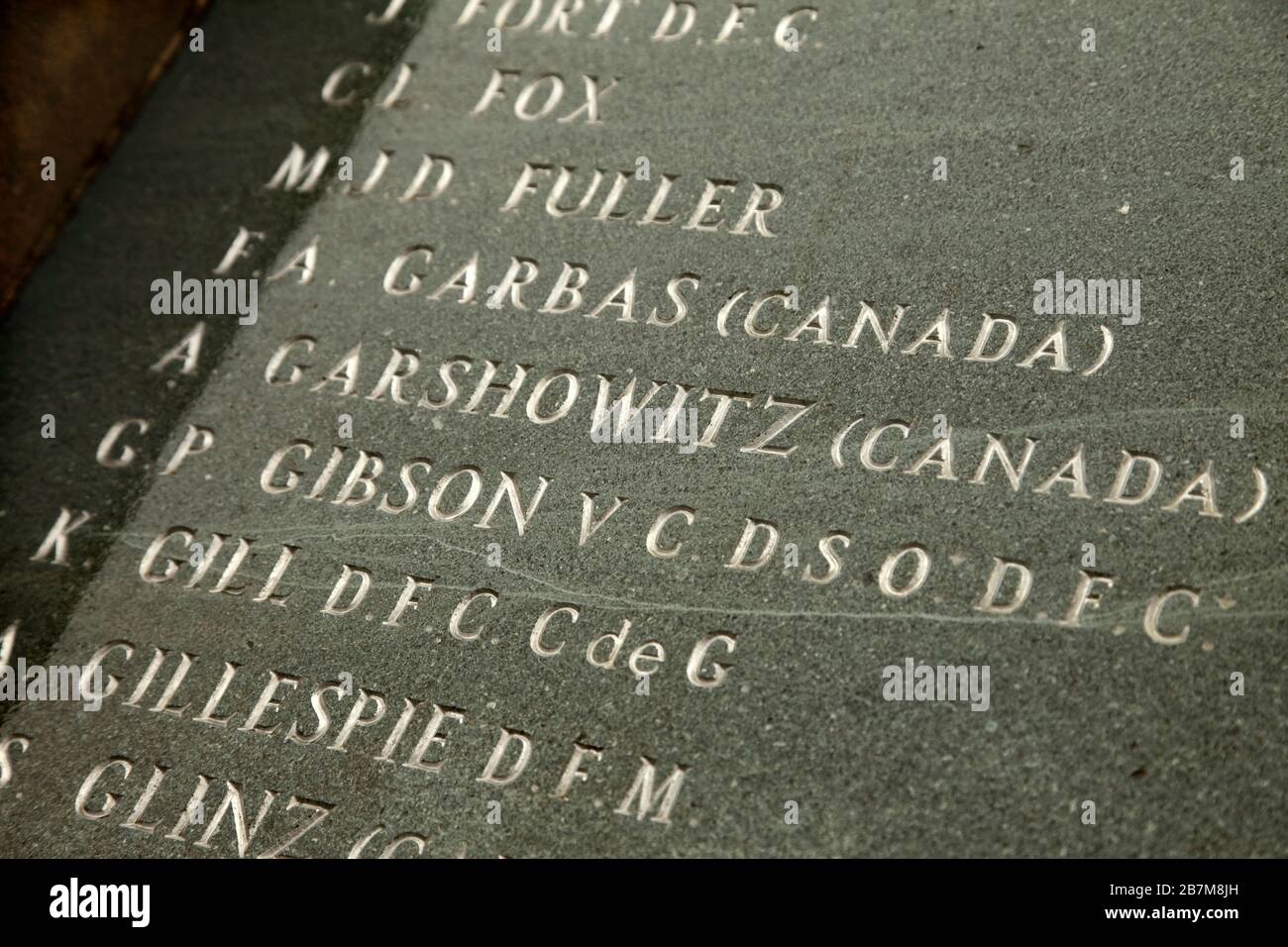 Memorial an die Mitglieder des 617 Geschwaders der RAF, das während des zweiten Weltkriegs starb, Woodhall Spa, Lincoln, Großbritannien, und den Namen Guy Gibson VC zeigt. Stockfoto