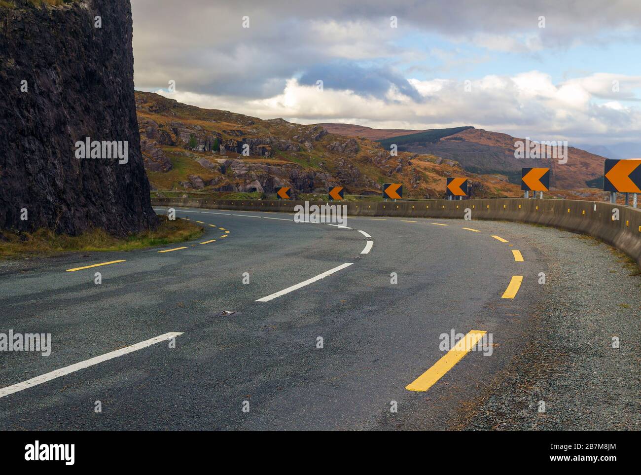Fahren Sie auf der Bergstraße scharf auf den Caha Pass. Stockfoto