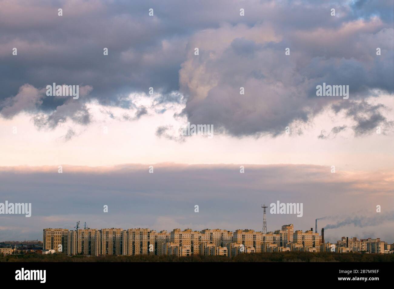 Panoramaaussicht auf die neu erbaute Wohnanlage, Bau von Wohnhäusern in Kleinstbezirken. Stockfoto