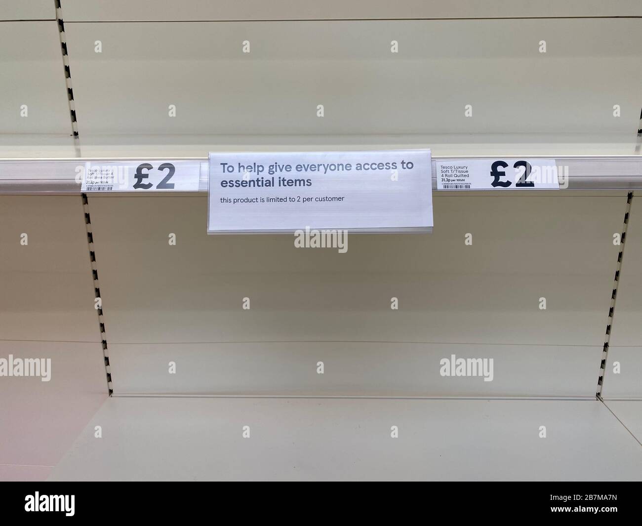 OXFORD, Großbritannien - 16. März 2020: Leere Supermarktregale in einem lokalen Lebensmittelgeschäft, während sich die Menschen auf die Versperrung von Coronavirus vorbereiten Stockfoto