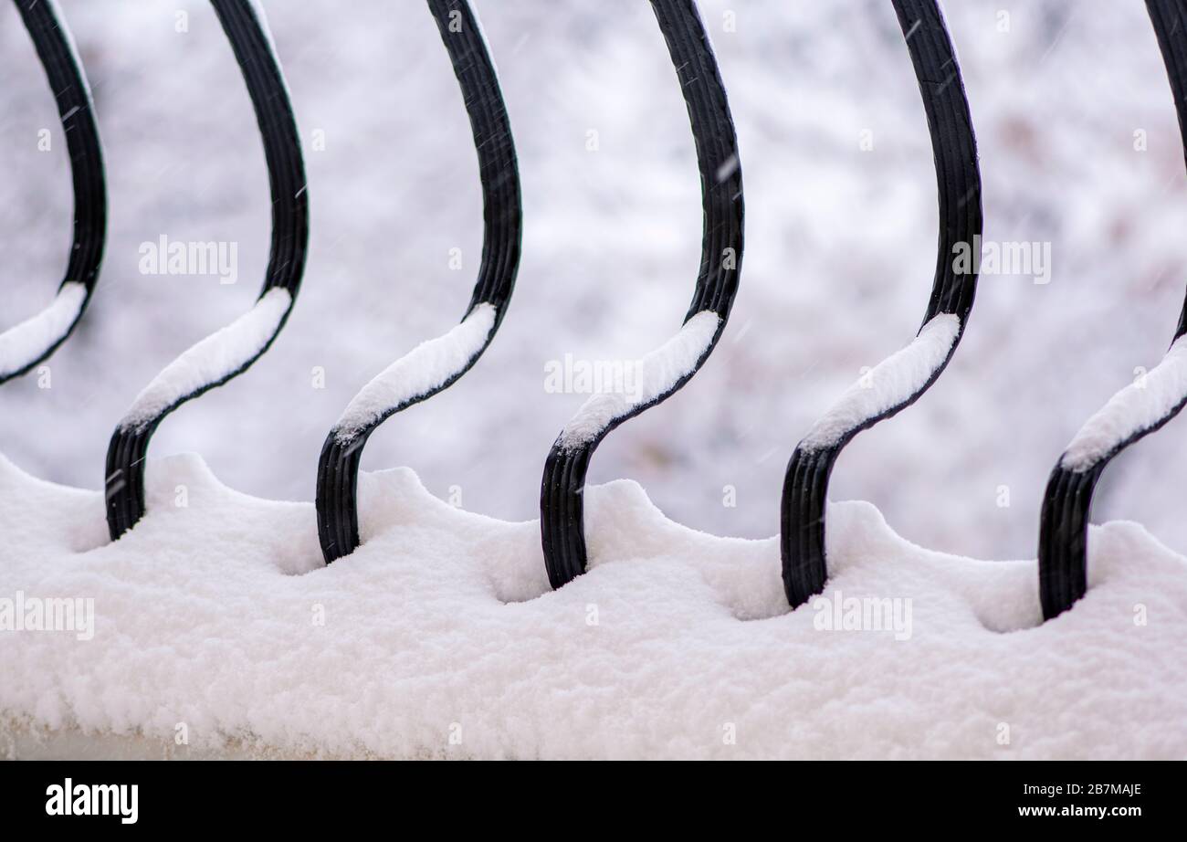 Schnee auf schmiedeeisernem Balkongeländer, Nahaufnahme Stockfoto