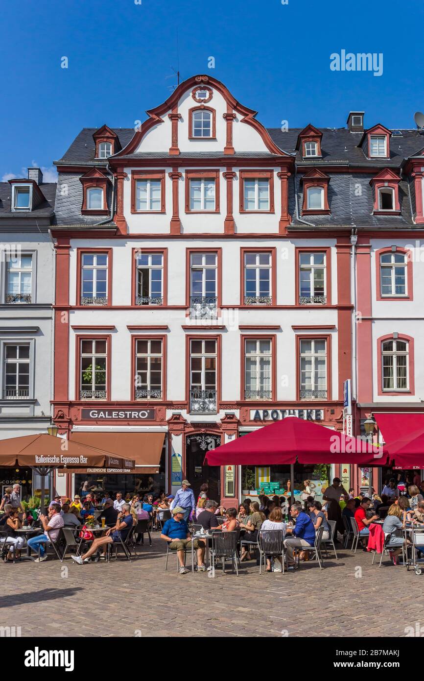 Auf Dem Jesuitenplatz In Der Stadt Koblenz Geniessen Die Menschen Die Sonne Stockfotografie Alamy