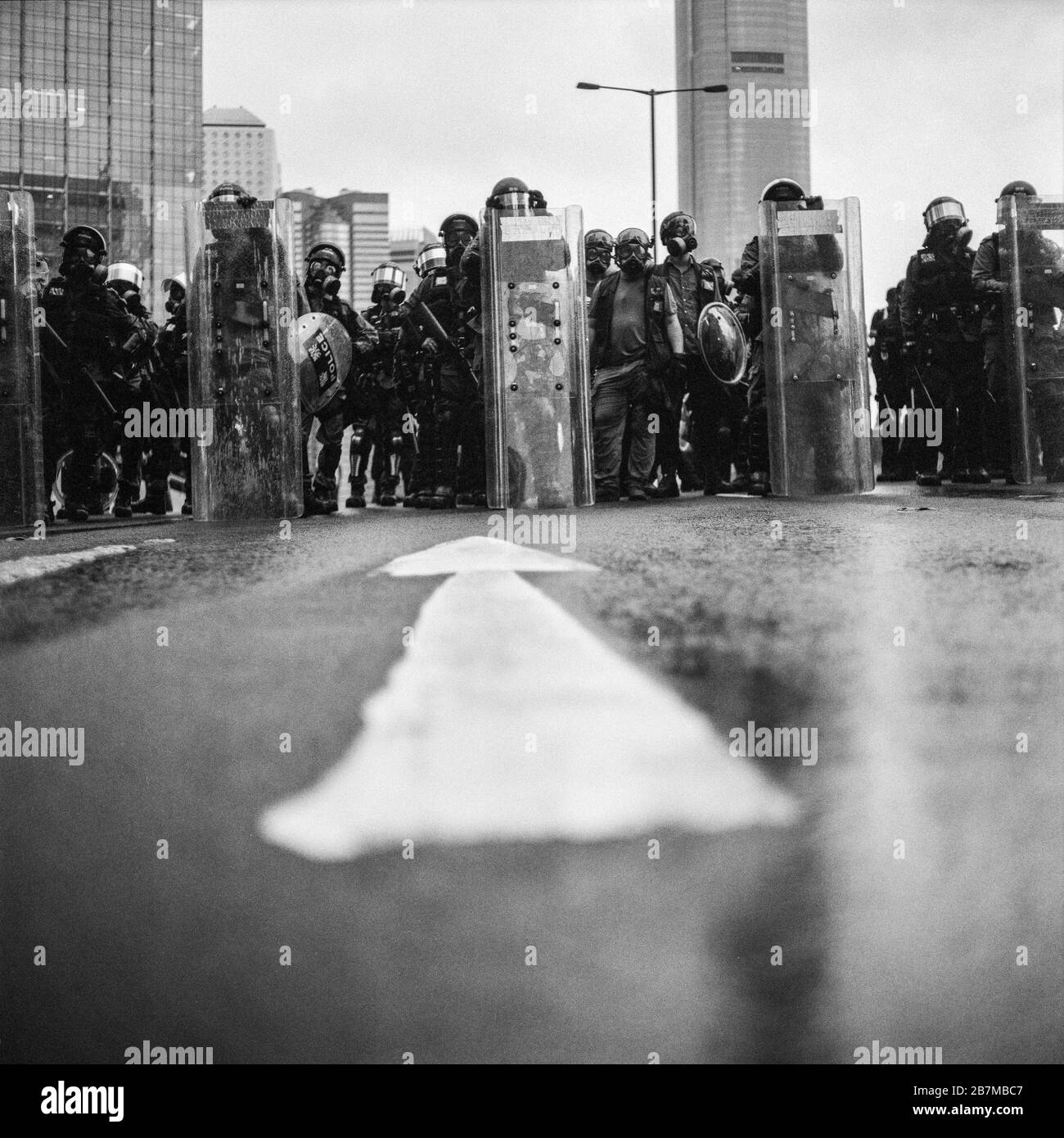 Die Bereitschaftspolizei wartet auf einen Überflug, nachdem regierungsfeindliche Demonstranten im September im Regierungshauptsitz in Admiralty, Hongkong, mit der Polizei zusammenprallten Stockfoto