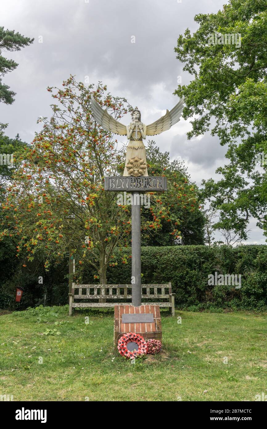 Dorfschild in Form eines Engels mit ausgestreckten Flügeln, Blythburgh, Suffolk, Großbritannien Stockfoto