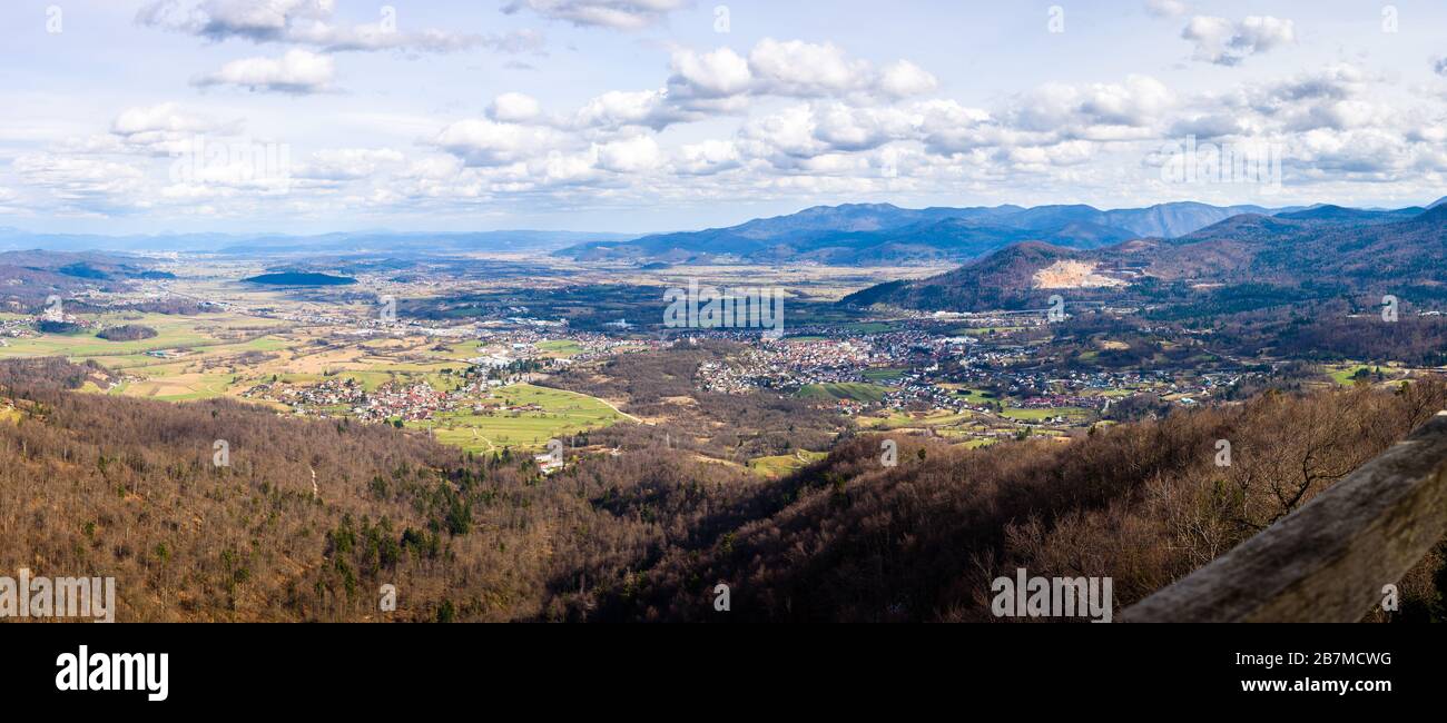Blick auf Vrhnika in Richtung Laibach von einem Hügel. Luftbild der Stadt Vrhnika, Slowenien, mit Wohnhäusern, Autobahn und Steinbruch. Aus Plani übernommen Stockfoto