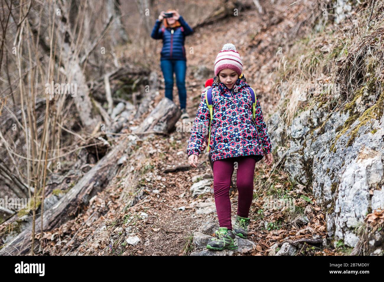 Familienporträt auf Waldreise mit Wanderkleidung. Winterporträt der Familie auf Familienwanderung in Wald, aktive Familie, Eltern und Kinder Stockfoto