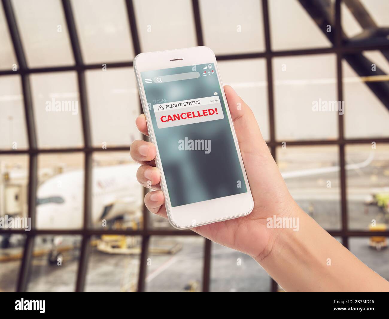 Flight Cancellation Concept. Kündigt Meldung für Flugplanänderungen an. Benachrichtigung über Smartphone-Anwendung mit Flughafenterminal im Backgro-Bereich Stockfoto