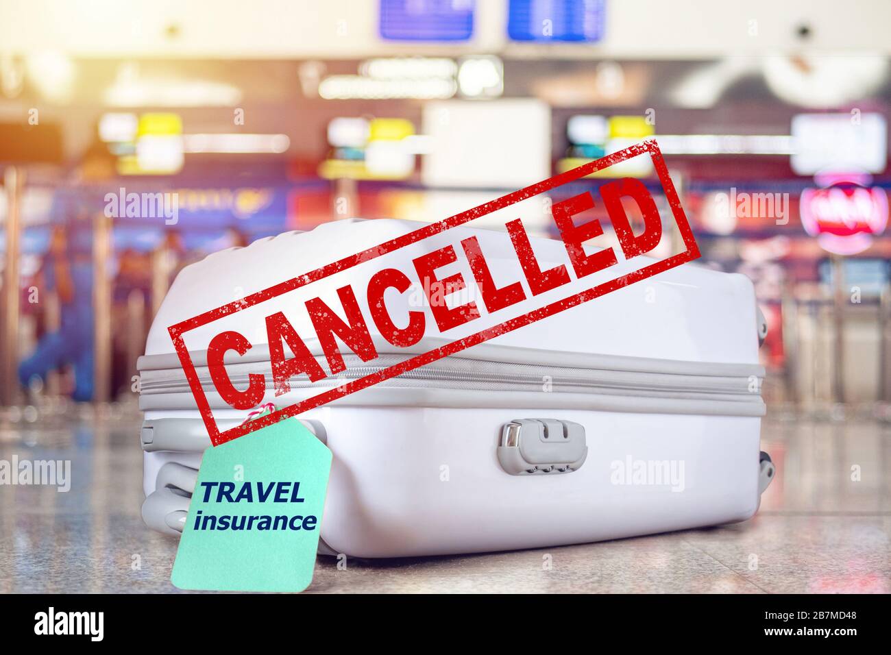 Flight Cancellation Concept. Reisetasche am Flughafen mit Reiseversicherungsschild auf dem Kofferhalter für verdeckte Reisen mit Stempeltext Flight CANCEL Stockfoto