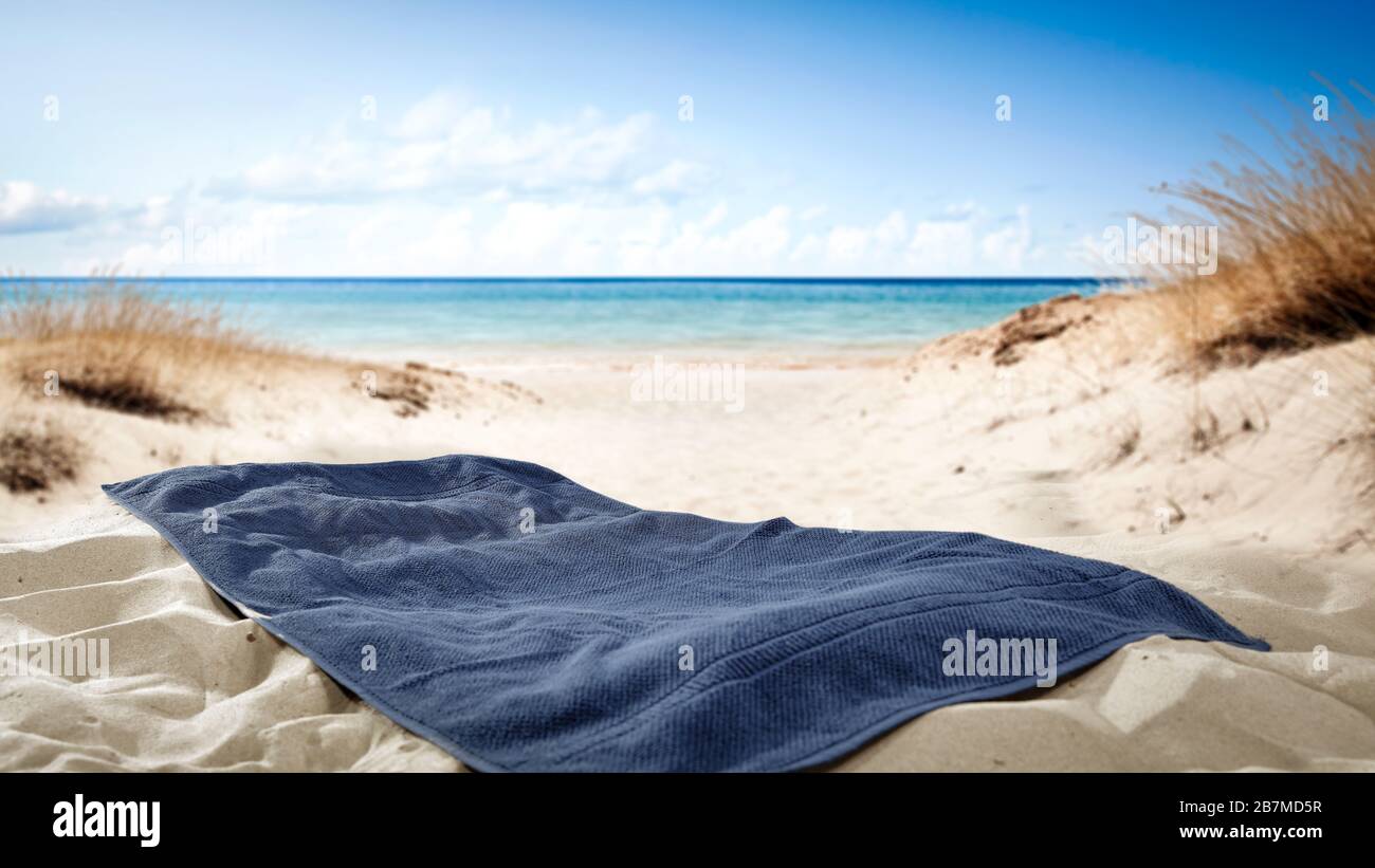 Handtuch am Strand und Landschaft des Meeres in der Ferne. Stockfoto