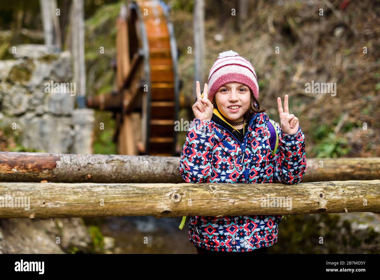 Portrait des kleinen Mädchens auf Waldreise und Wassermühle. Winterporträt des Mädchens auf Familienwanderung und Wassermühle, aktive Familie, Eltern und Childre Stockfoto