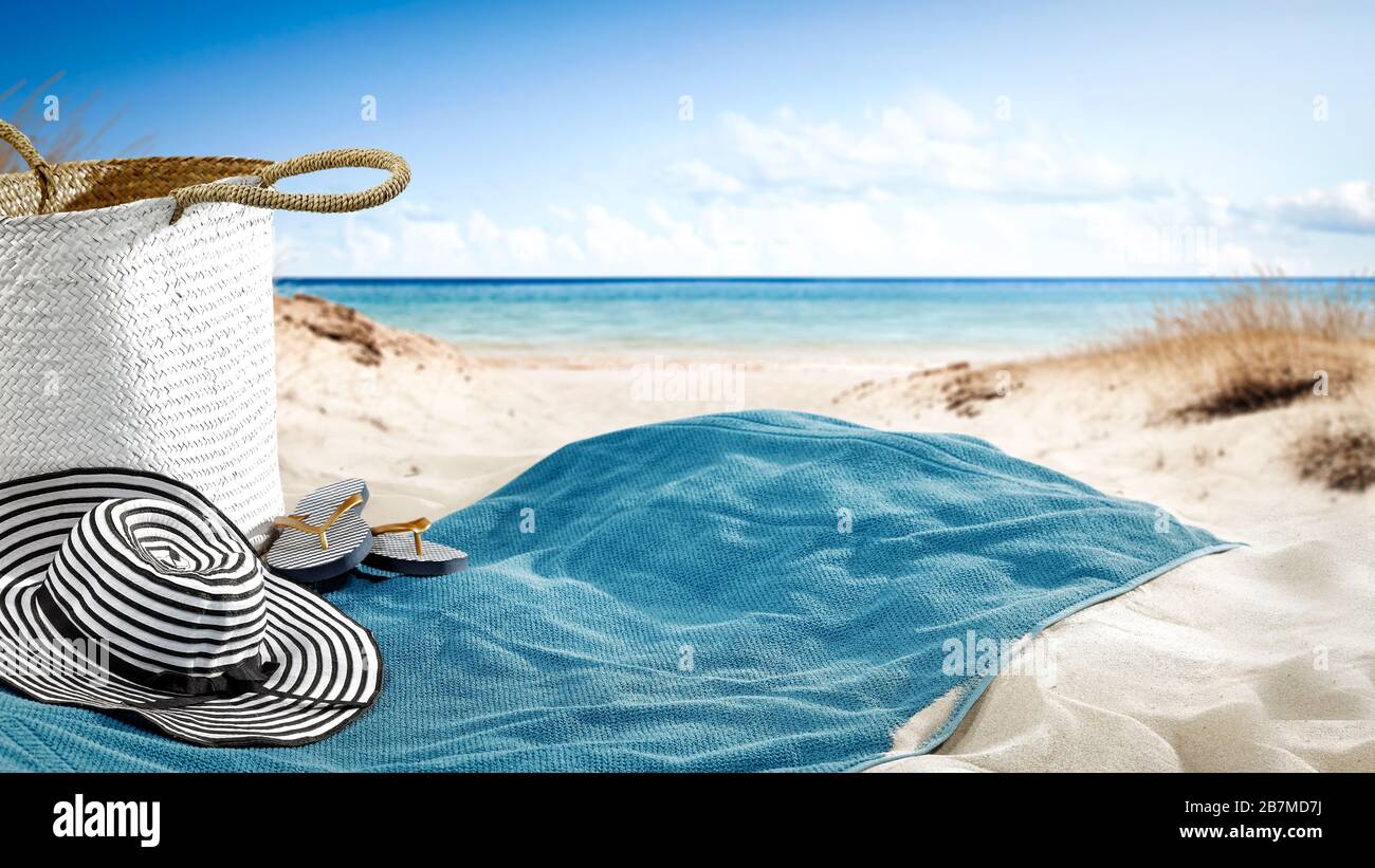 Handtuch am Strand und Landschaft des Meeres in der Ferne. Stockfoto