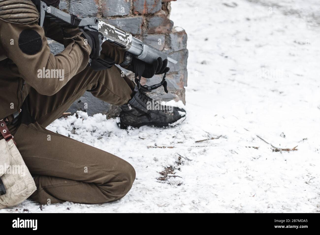 Ein Militärmann mit einer Schrotflinte, die im Hinterhalt hocken. Nahaufnahme. Stockfoto