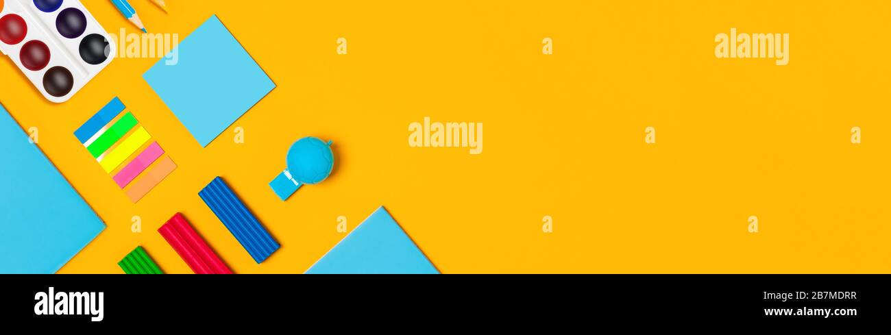 Schulbedarf auf gelbem vertikalem Hintergrund. Zurück zur Schule Web-Banner. Stockfoto