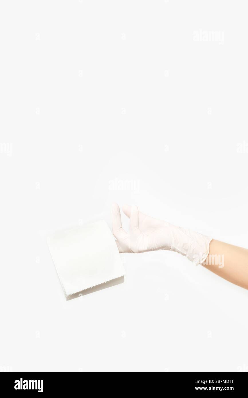 Die Hand einer Frau, die die letzte Rolle Toilettenpapier hält. Stockfoto