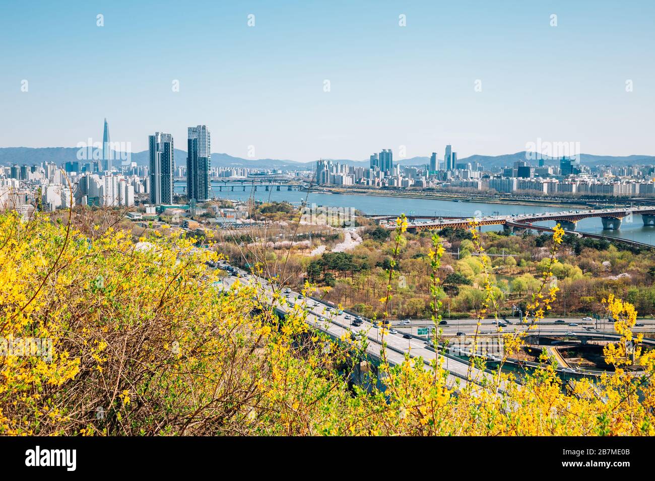 Stadtbild von Seoul und Fluss Han vom Berg Eungbongsan im Frühling in Korea Stockfoto