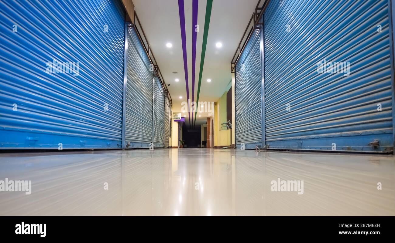 Gasse EINER Mall mit geschlossenen Geschäften während Lockdown Stockfoto