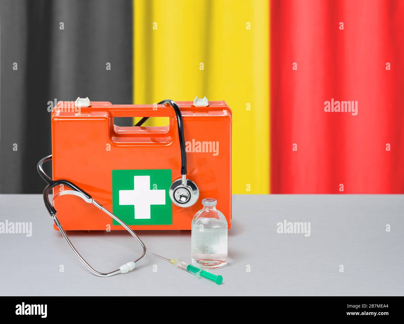 Erste-Hilfe-Kit mit Stethoskop und Spritze - Belgien Stockfoto